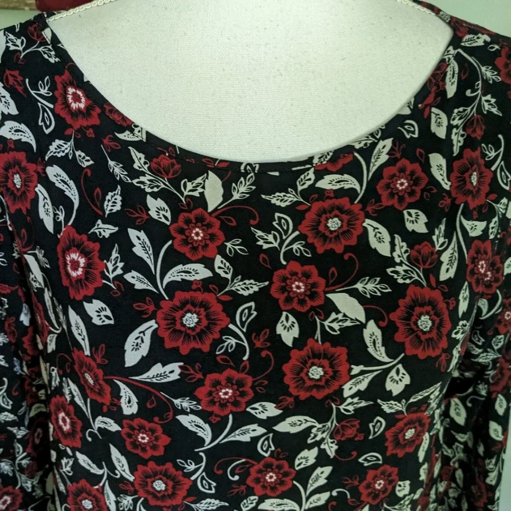 J.Jill Wearever Collection Small Petite Velvet Trimmed Floral Top Black Red 95